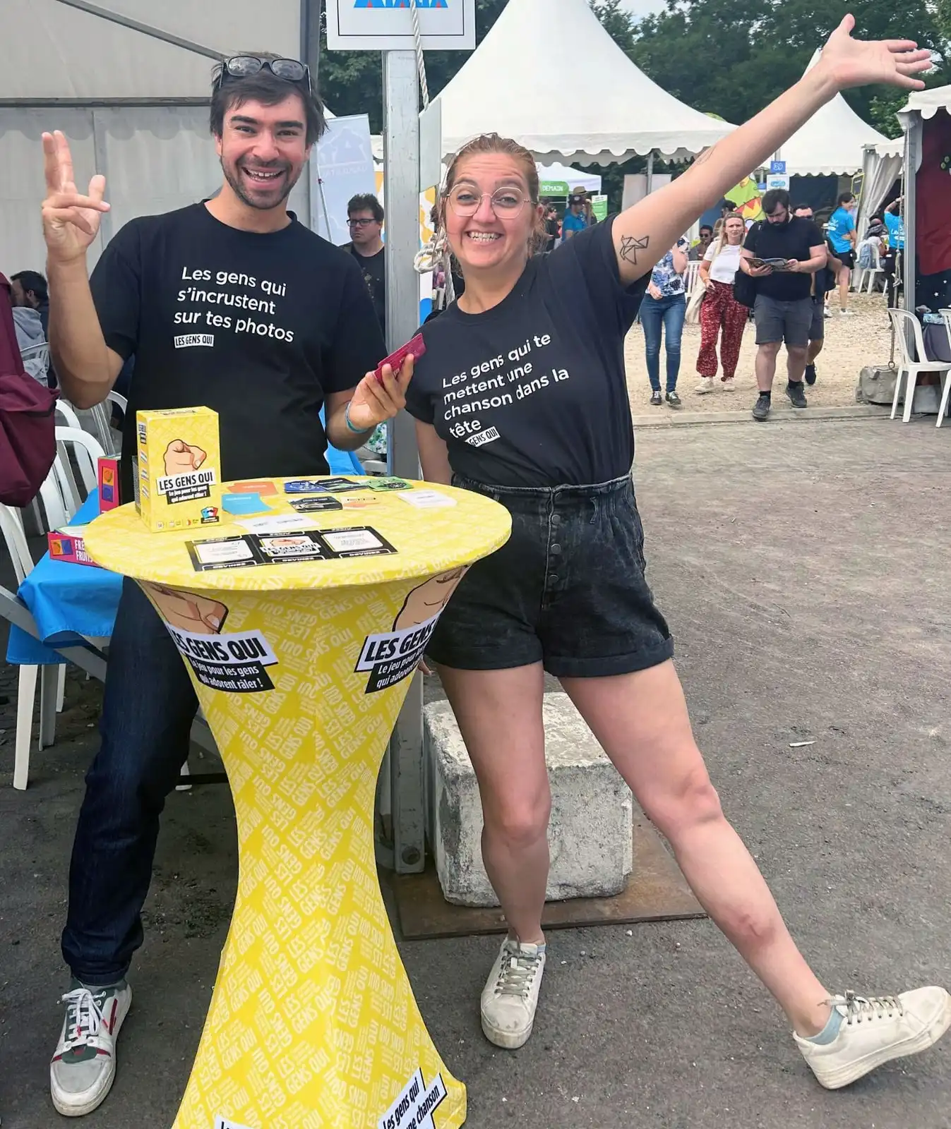 Deux membres de l’équipe Chouic, tout sourire, au stand Les Gens Qui d’un festival de jeux